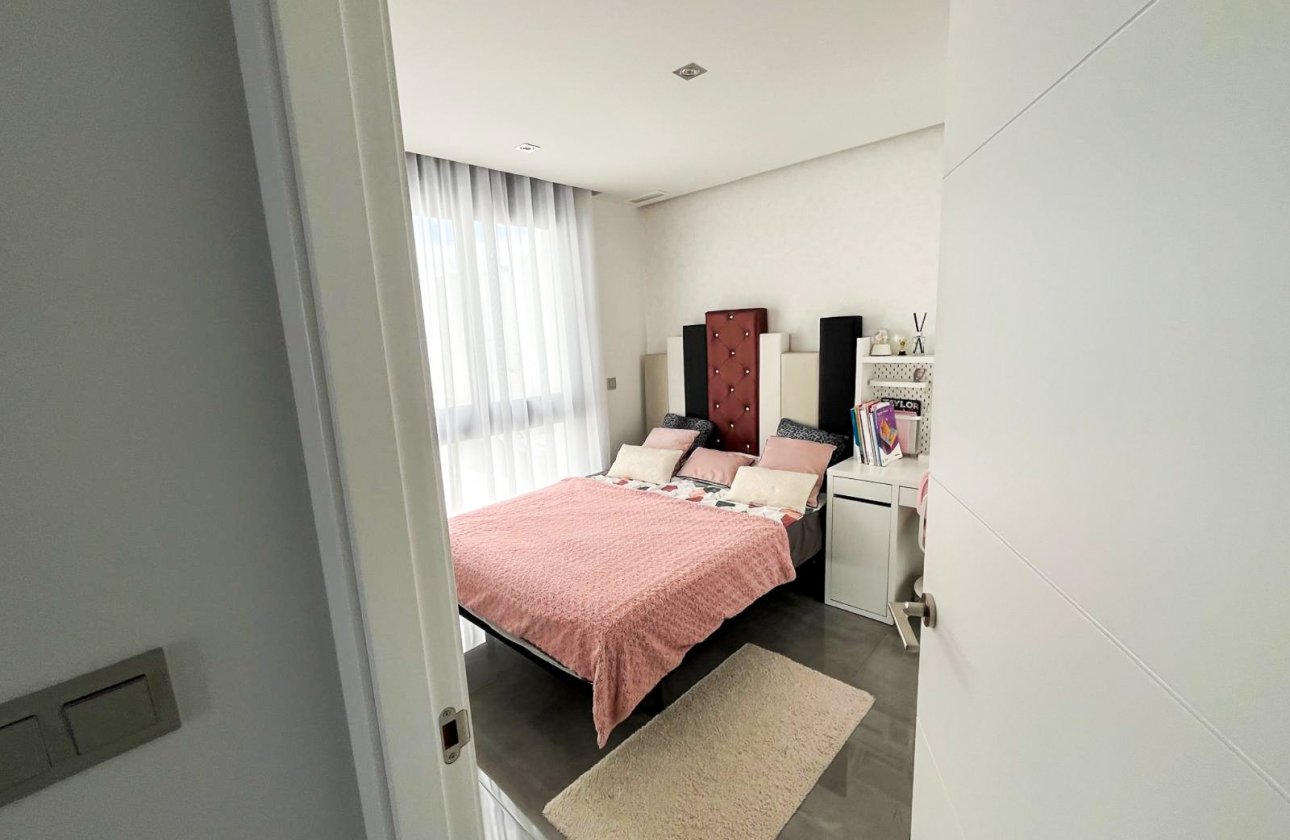 Resale - Villa / Semi detached - Torrevieja - Los Altos