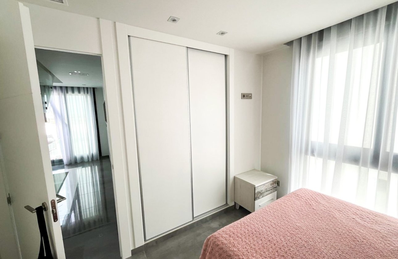 Resale - Villa / Semi detached - Torrevieja - Los Altos