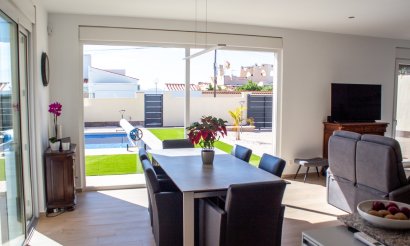 Resale - Villa / Semi detached - Torrevieja - La Siesta - El Salado - Torreta