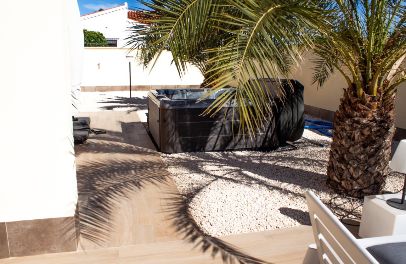 Resale - Villa / Semi detached - Torrevieja - La Siesta - El Salado - Torreta