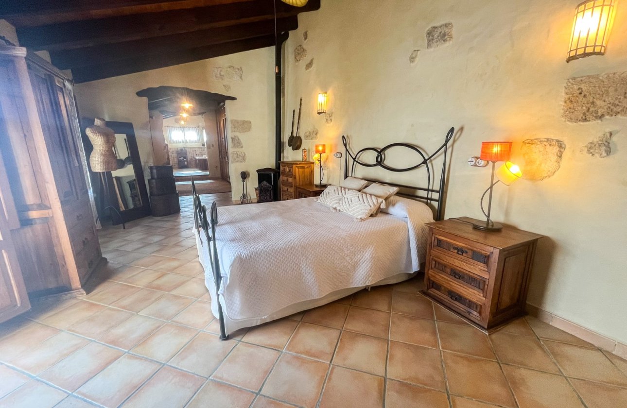 Resale - Villa / Semi detached - Jávea