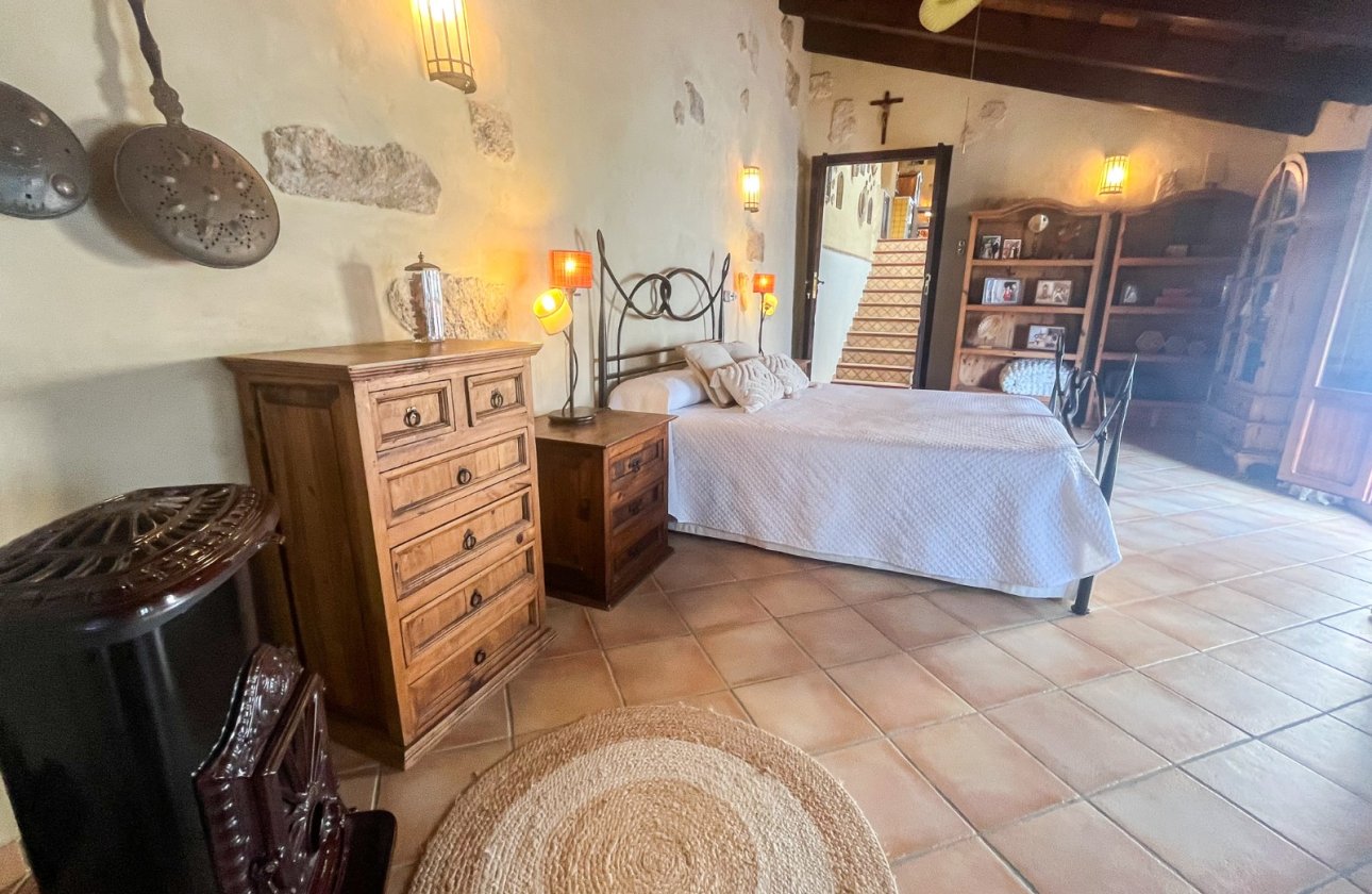 Resale - Villa / Semi detached - Jávea