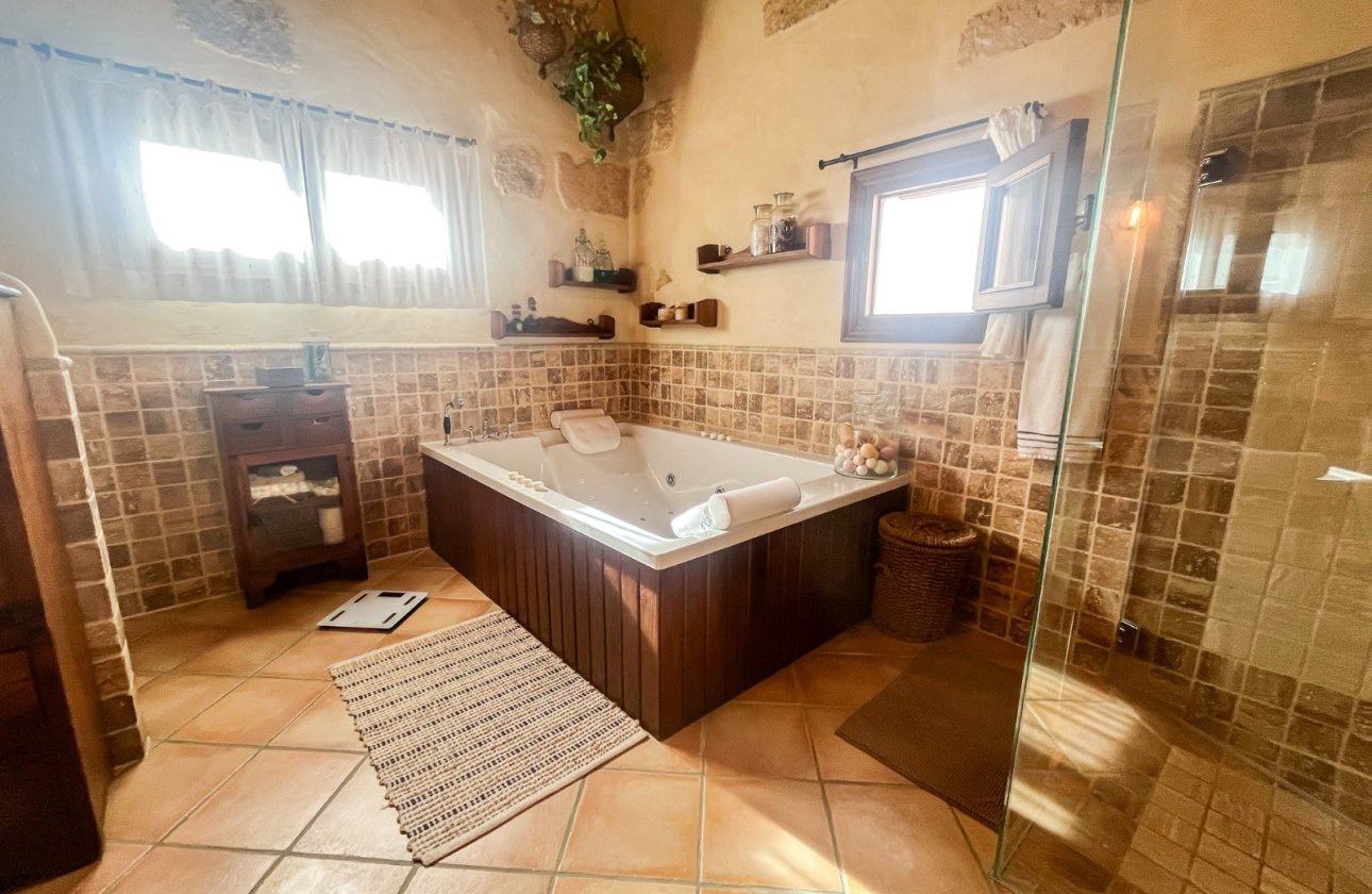 Resale - Villa / Semi detached - Jávea