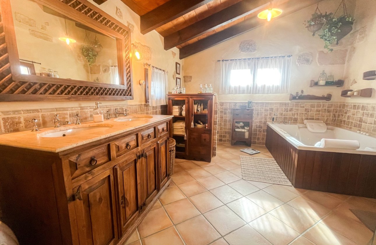 Resale - Villa / Semi detached - Jávea