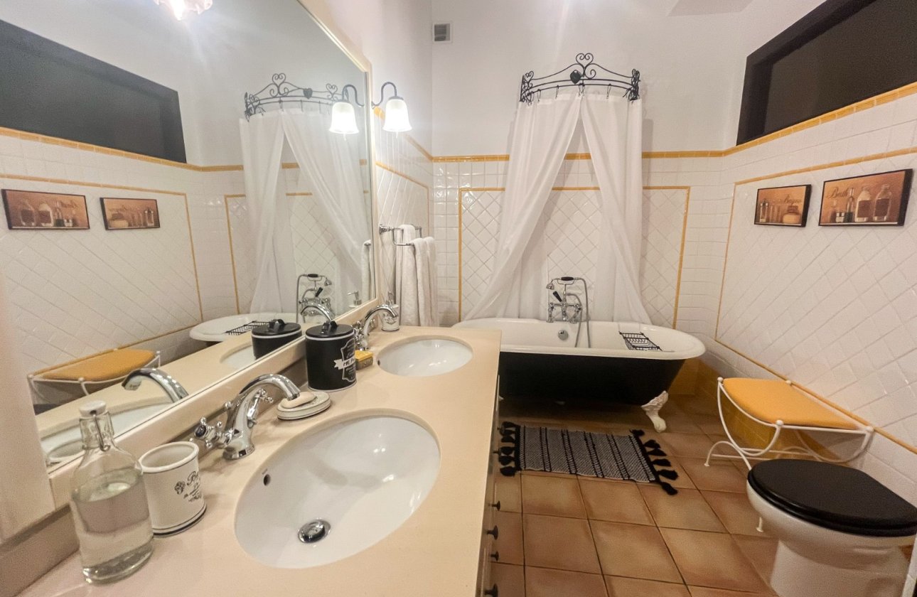 Resale - Villa / Semi detached - Jávea