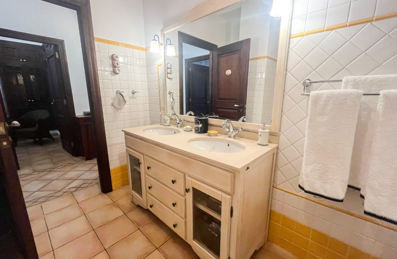 Resale - Villa / Semi detached - Jávea