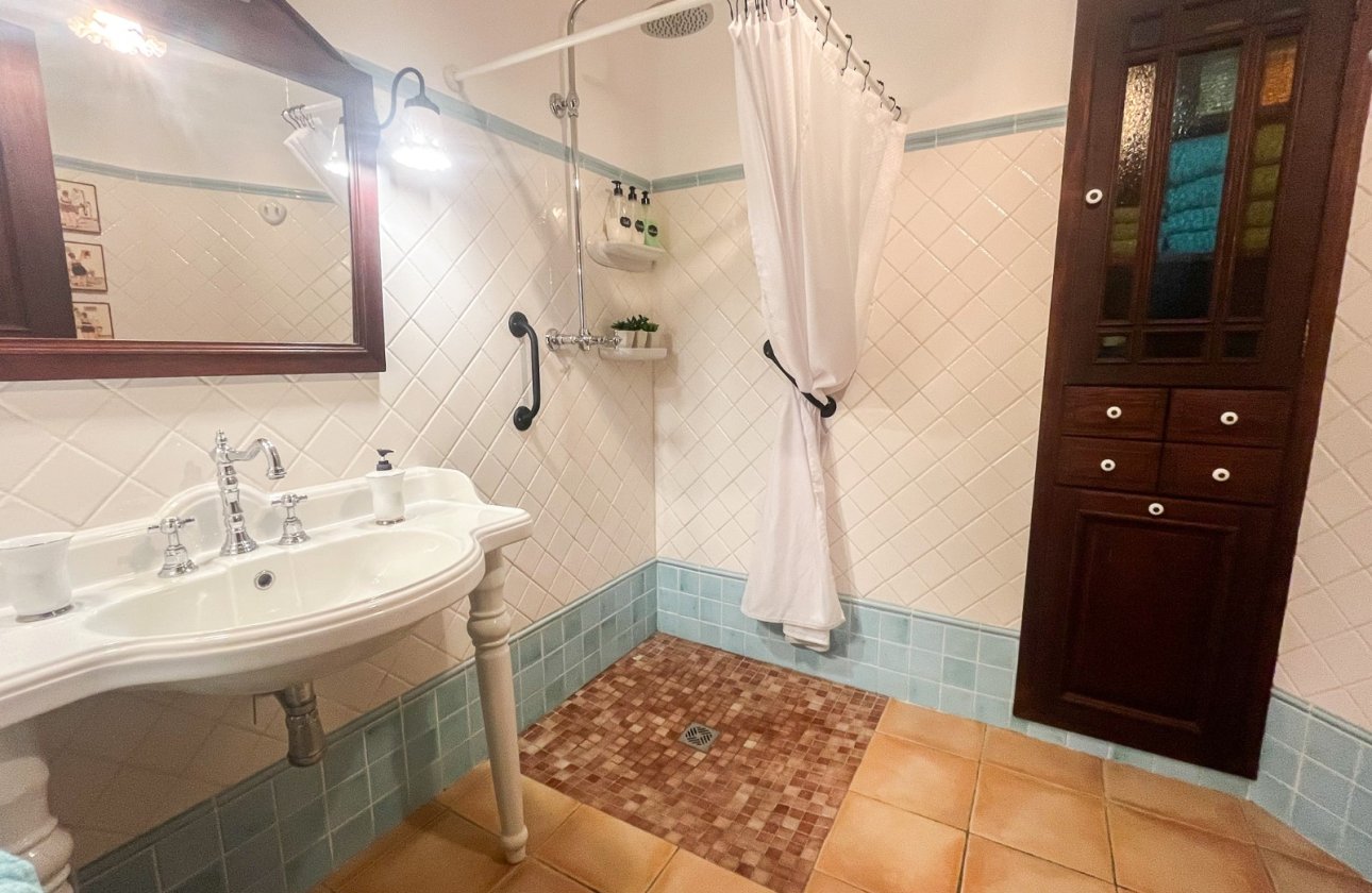 Resale - Villa / Semi detached - Jávea