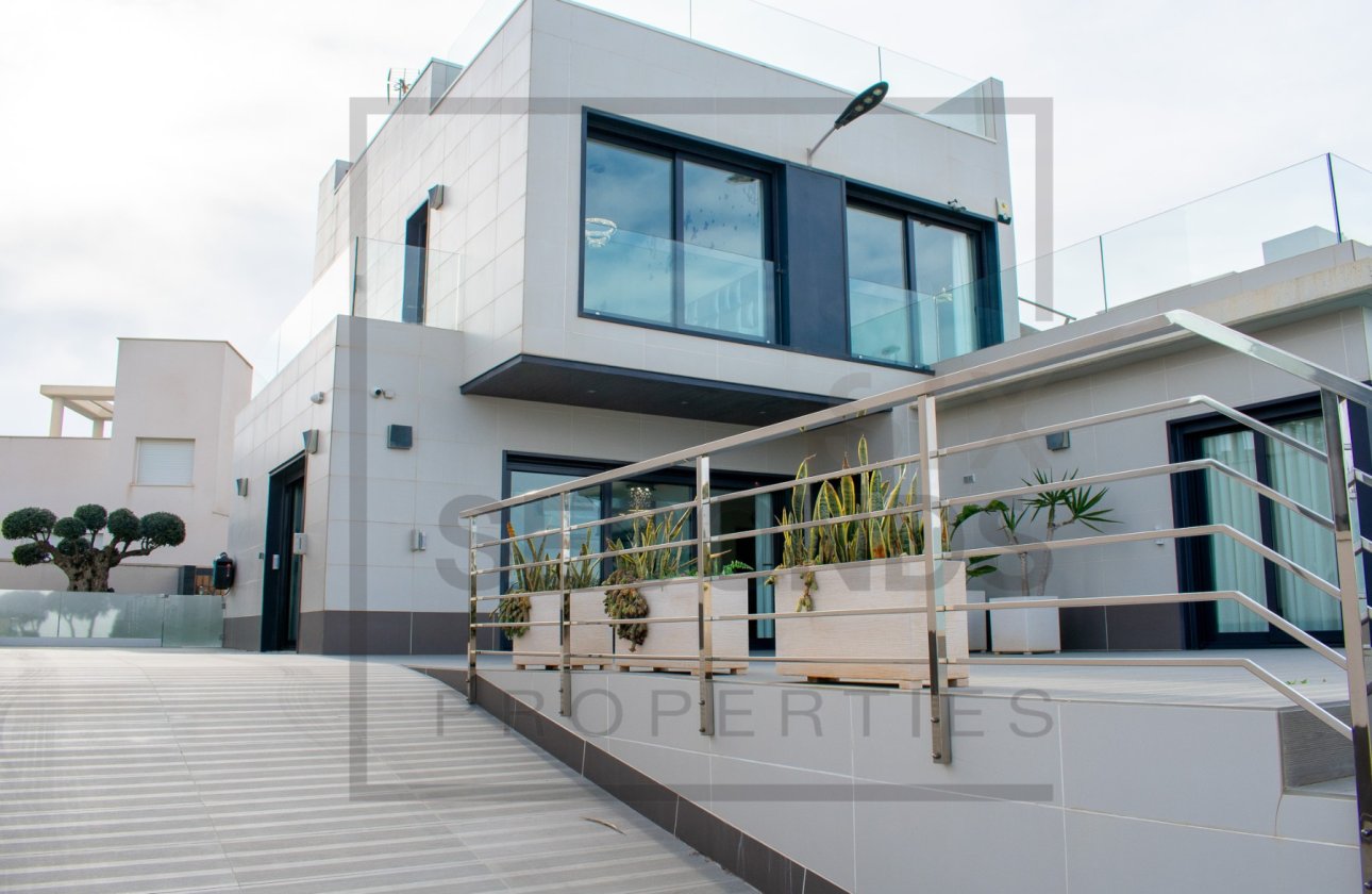 Reventa - Villa - San Miguel de Salinas - Urbanizaciones