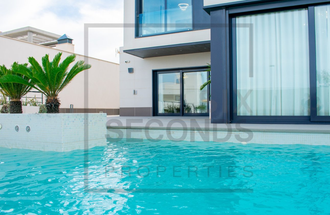 Reventa - Villa - San Miguel de Salinas - Urbanizaciones