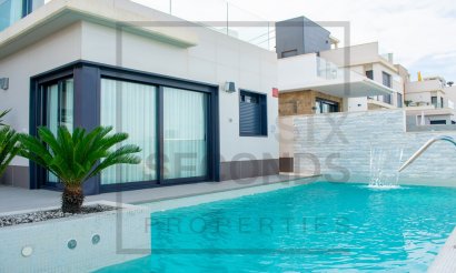 Reventa - Villa - San Miguel de Salinas - Urbanizaciones