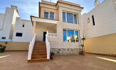 Resale - Villa - Orihuela Costa - Villamartín