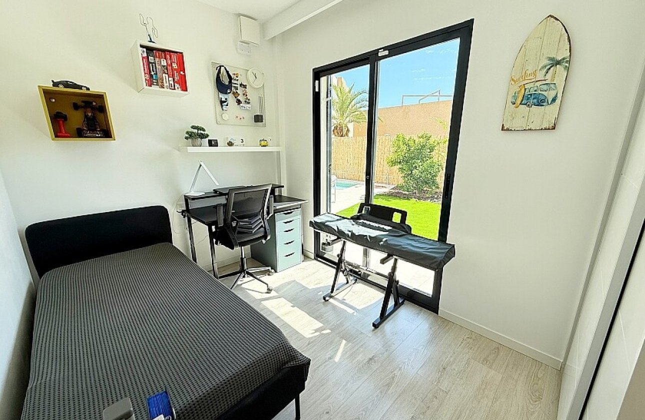 Resale - Villa - Orihuela Costa - La Zenia