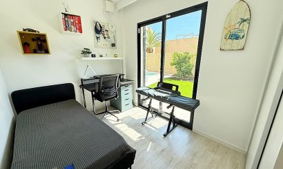 Resale - Villa - Orihuela Costa - La Zenia
