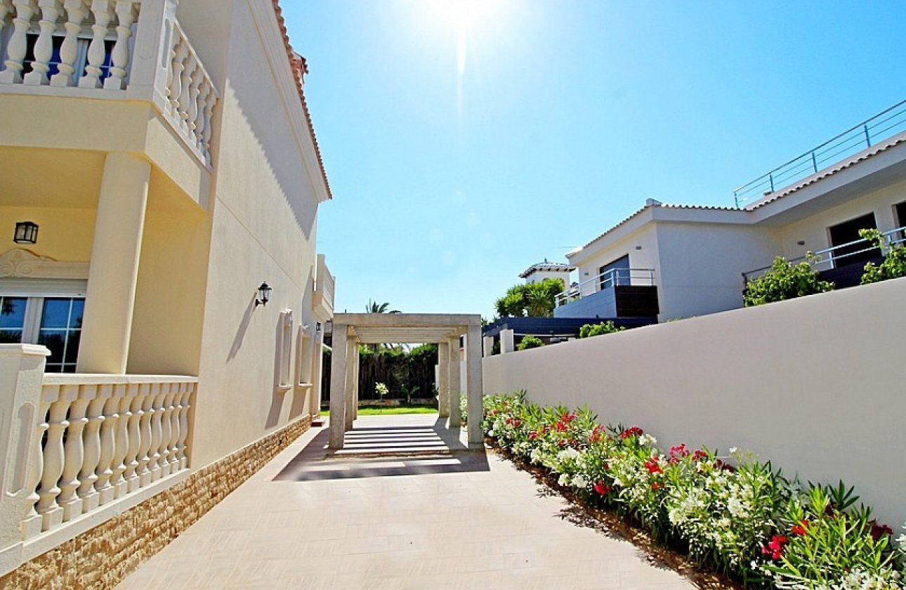 Resale - Villa - Orihuela Costa - Cabo Roig