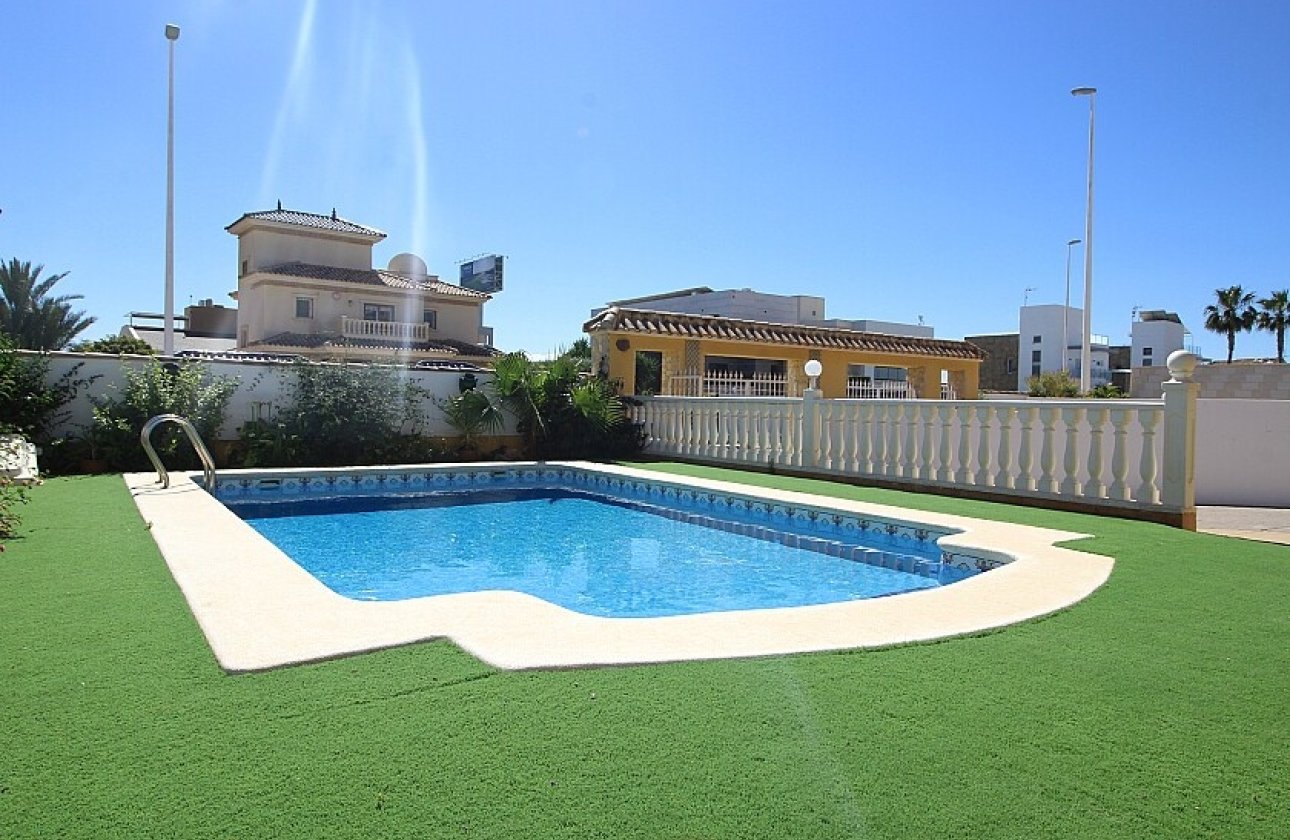 Resale - Villa - Orihuela Costa - La Zenia