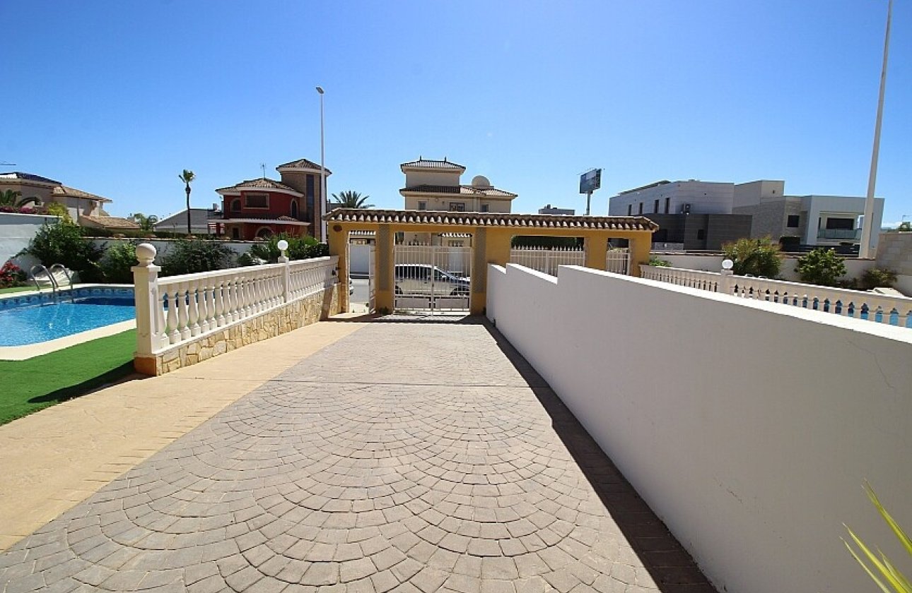 Resale - Villa - Orihuela Costa - La Zenia