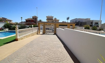 Resale - Villa - Orihuela Costa - La Zenia