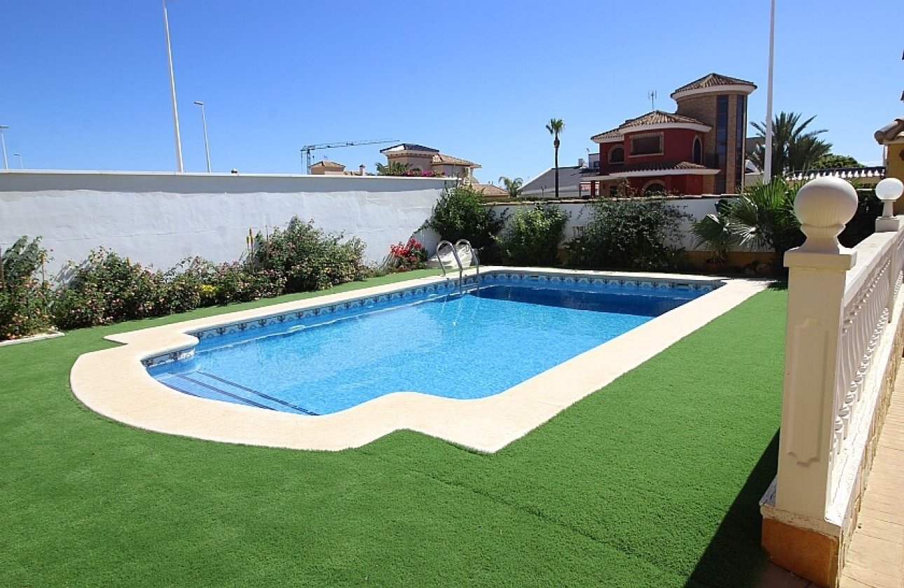 Resale - Villa - Orihuela Costa - La Zenia