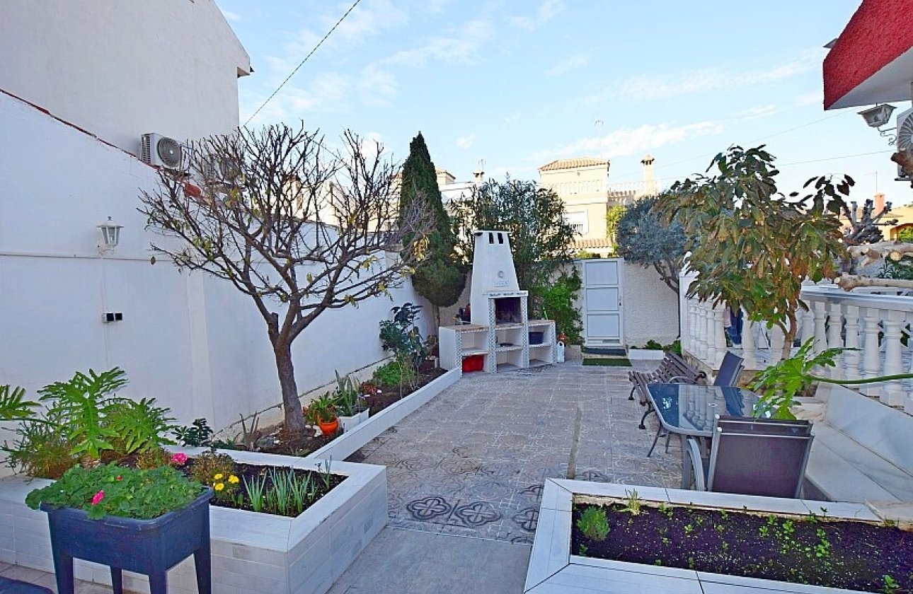 Resale - Villa - Torrevieja