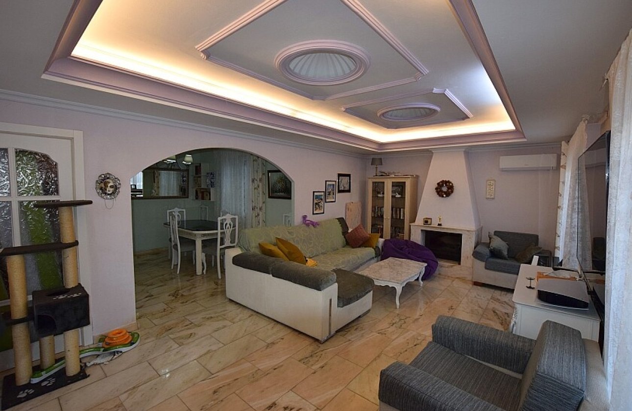 Resale - Villa - Torrevieja