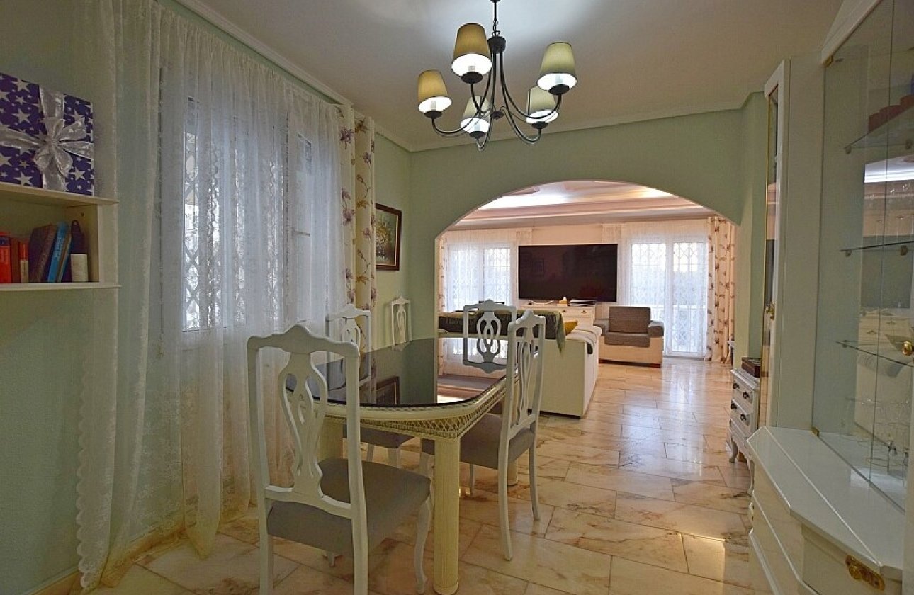 Resale - Villa - Torrevieja