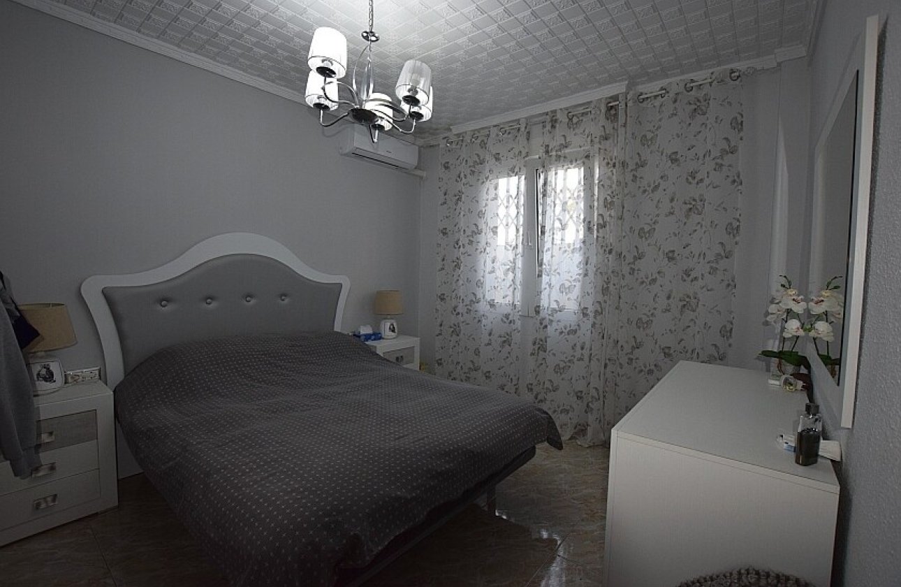 Resale - Villa - Torrevieja