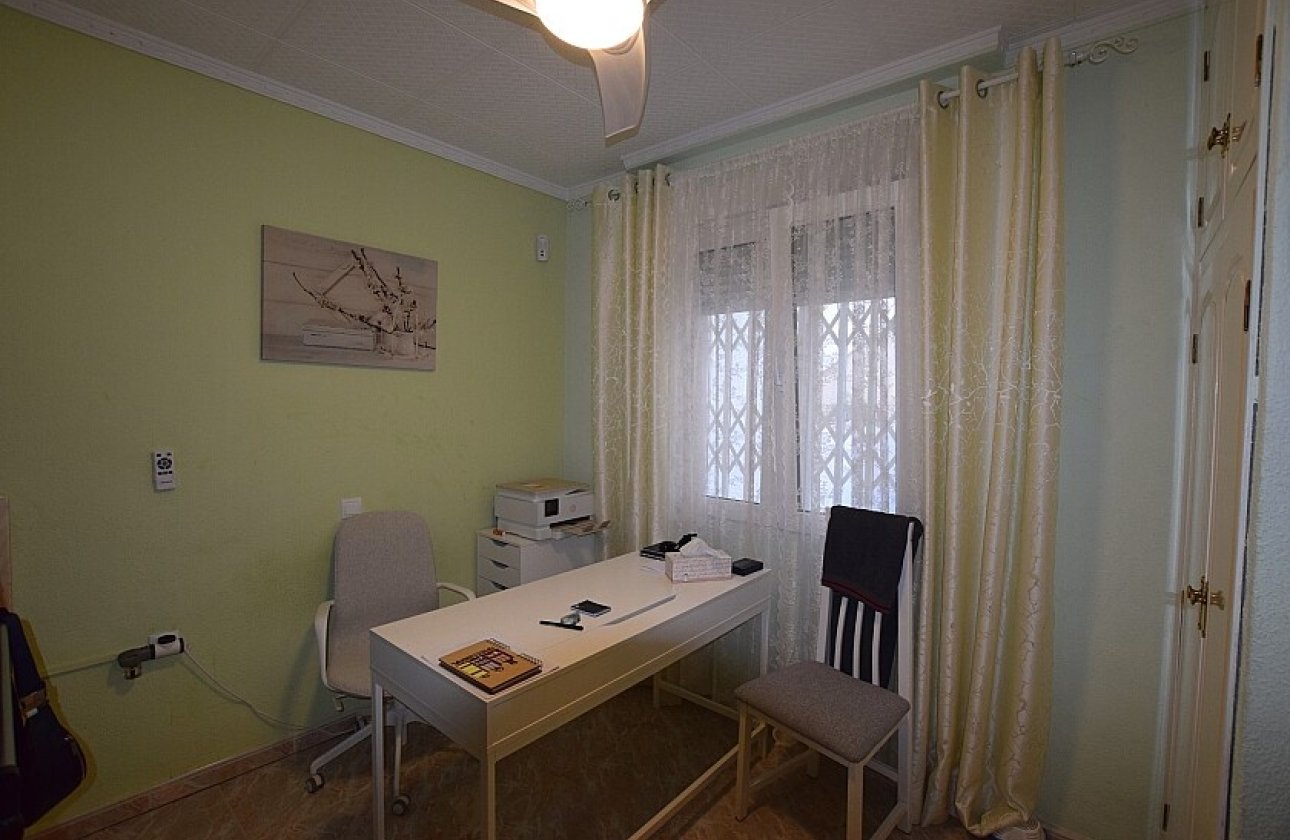 Resale - Villa - Torrevieja