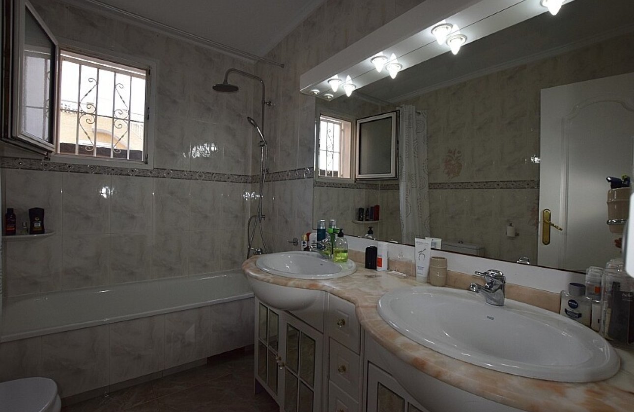 Resale - Villa - Torrevieja