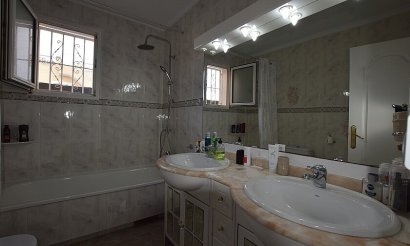 Resale - Villa - Torrevieja