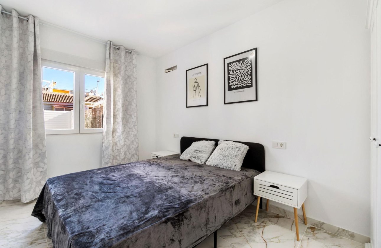 Resale - Villa / Semi detached - Torrevieja - El chaparral