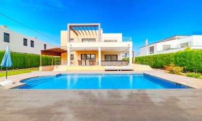 Resale - Villa - Cabo Roig