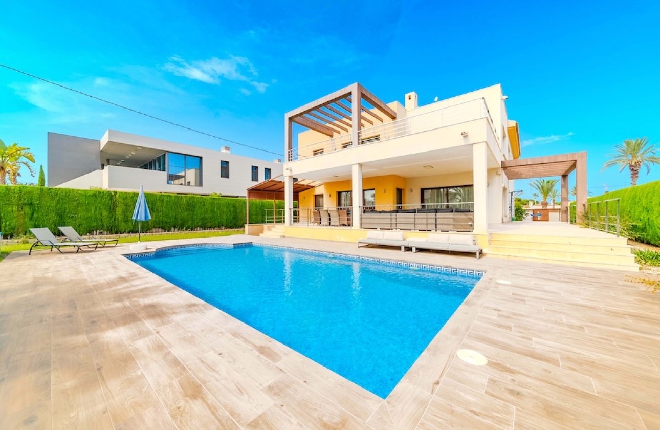 Resale - Villa - Cabo Roig
