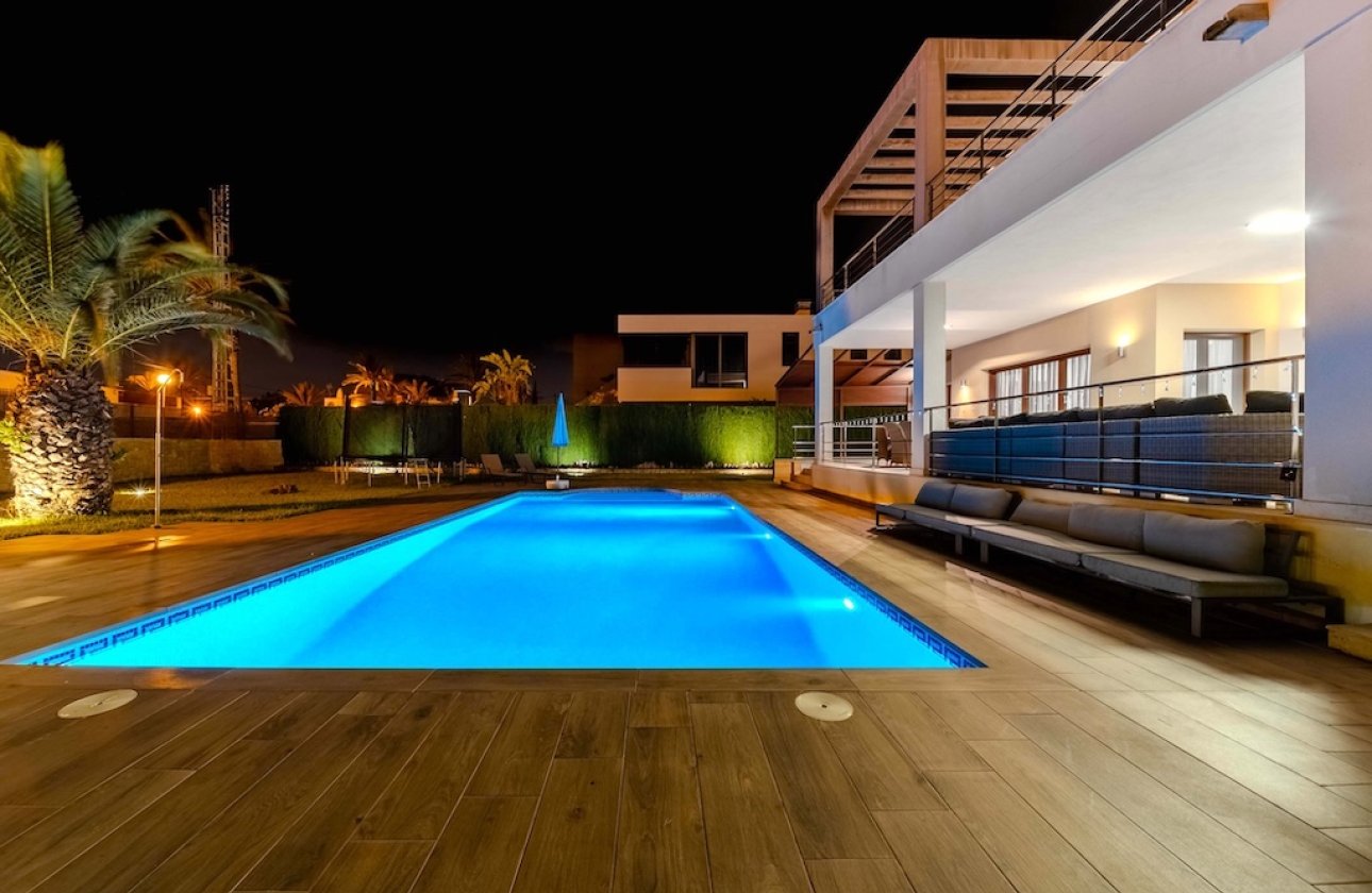 Resale - Villa - Cabo Roig
