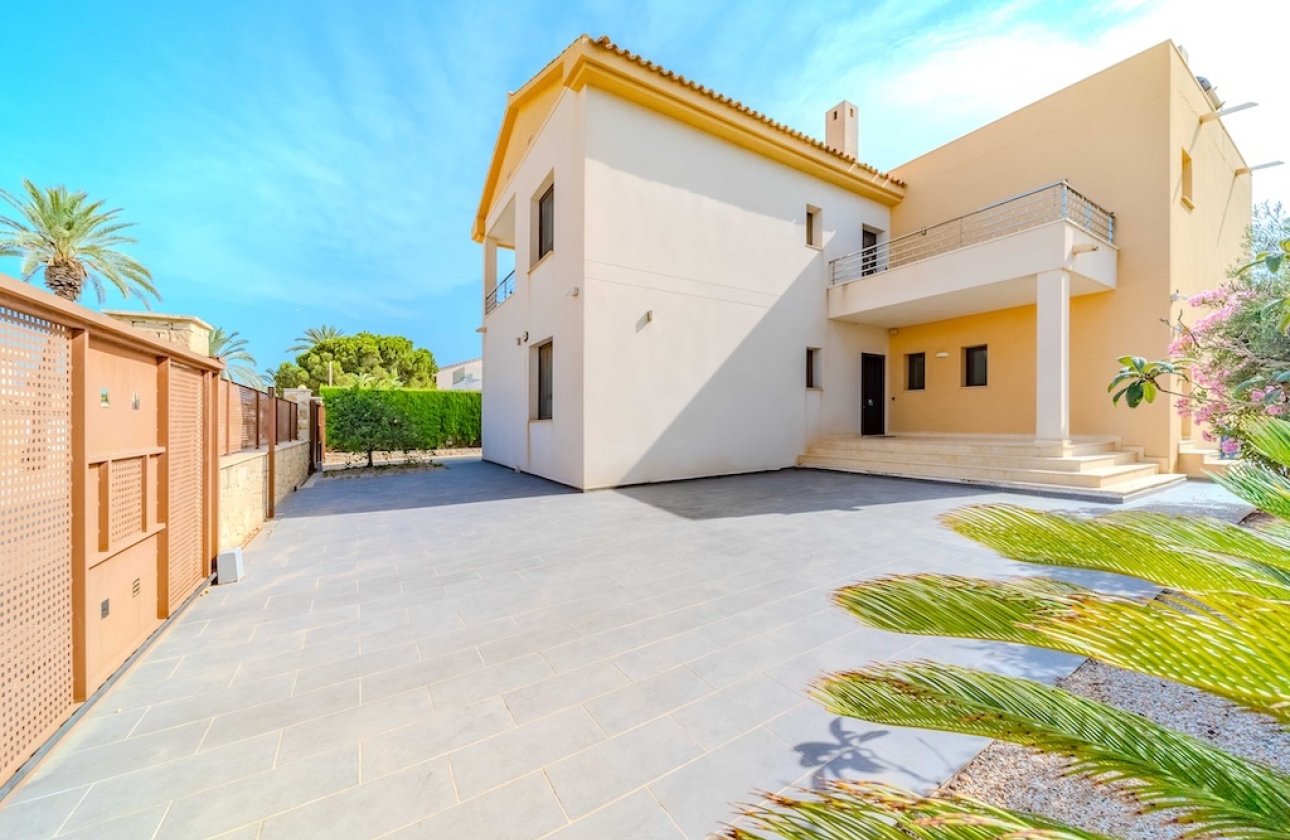 Resale - Villa - Cabo Roig