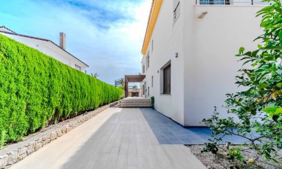 Resale - Villa - Cabo Roig