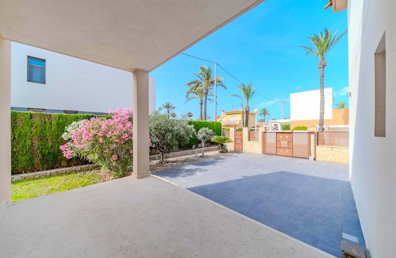 Resale - Villa - Cabo Roig