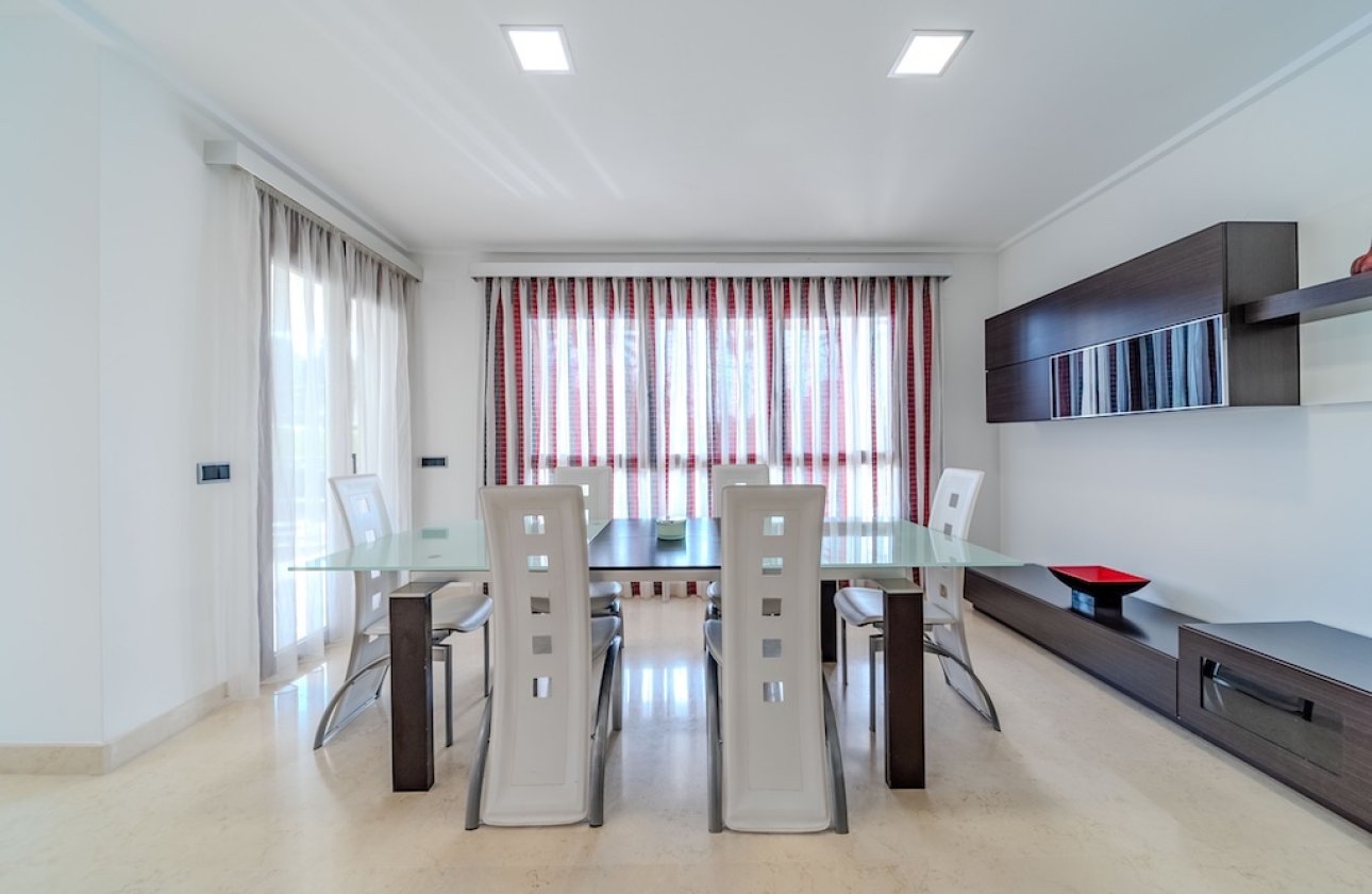 Resale - Villa - Cabo Roig
