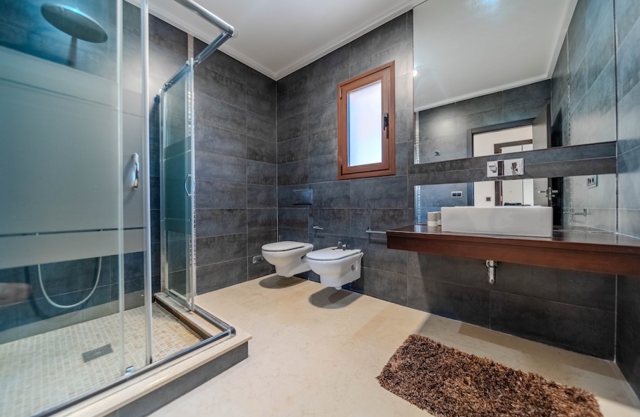 Resale - Villa - Cabo Roig