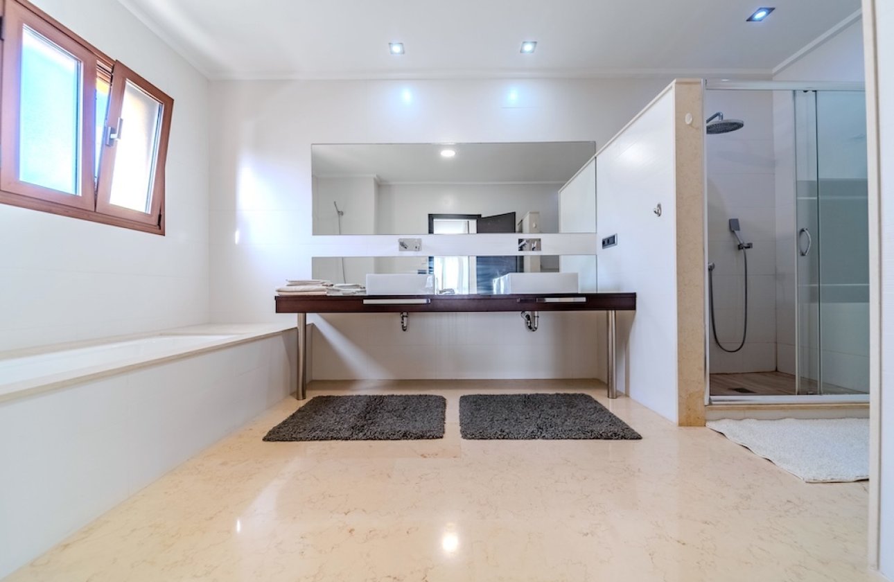 Resale - Villa - Cabo Roig