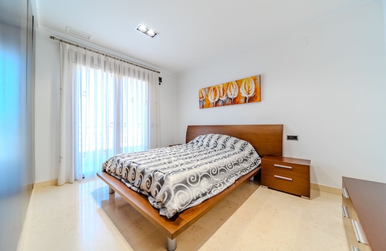 Resale - Villa - Cabo Roig