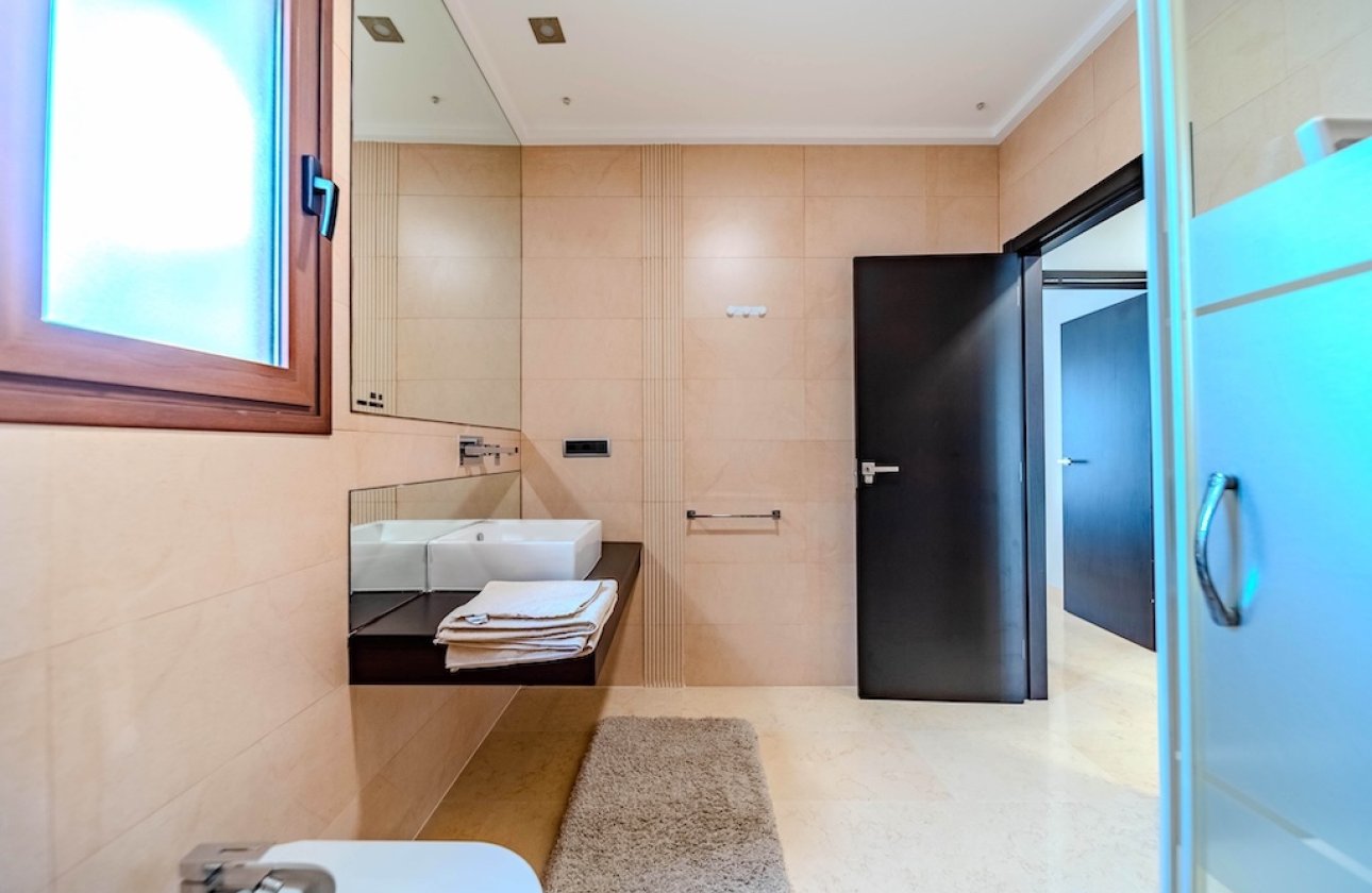 Resale - Villa - Cabo Roig