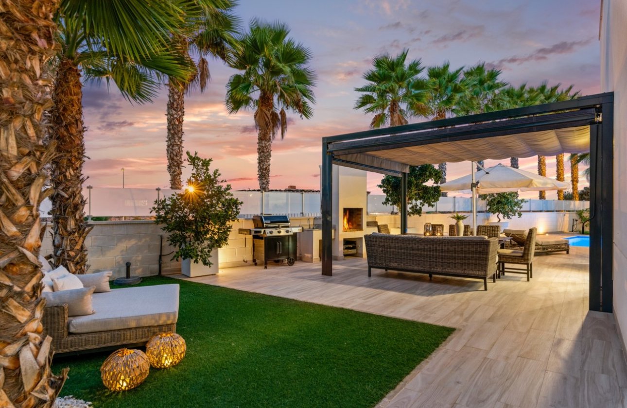 Resale - Villa - Cabo Roig