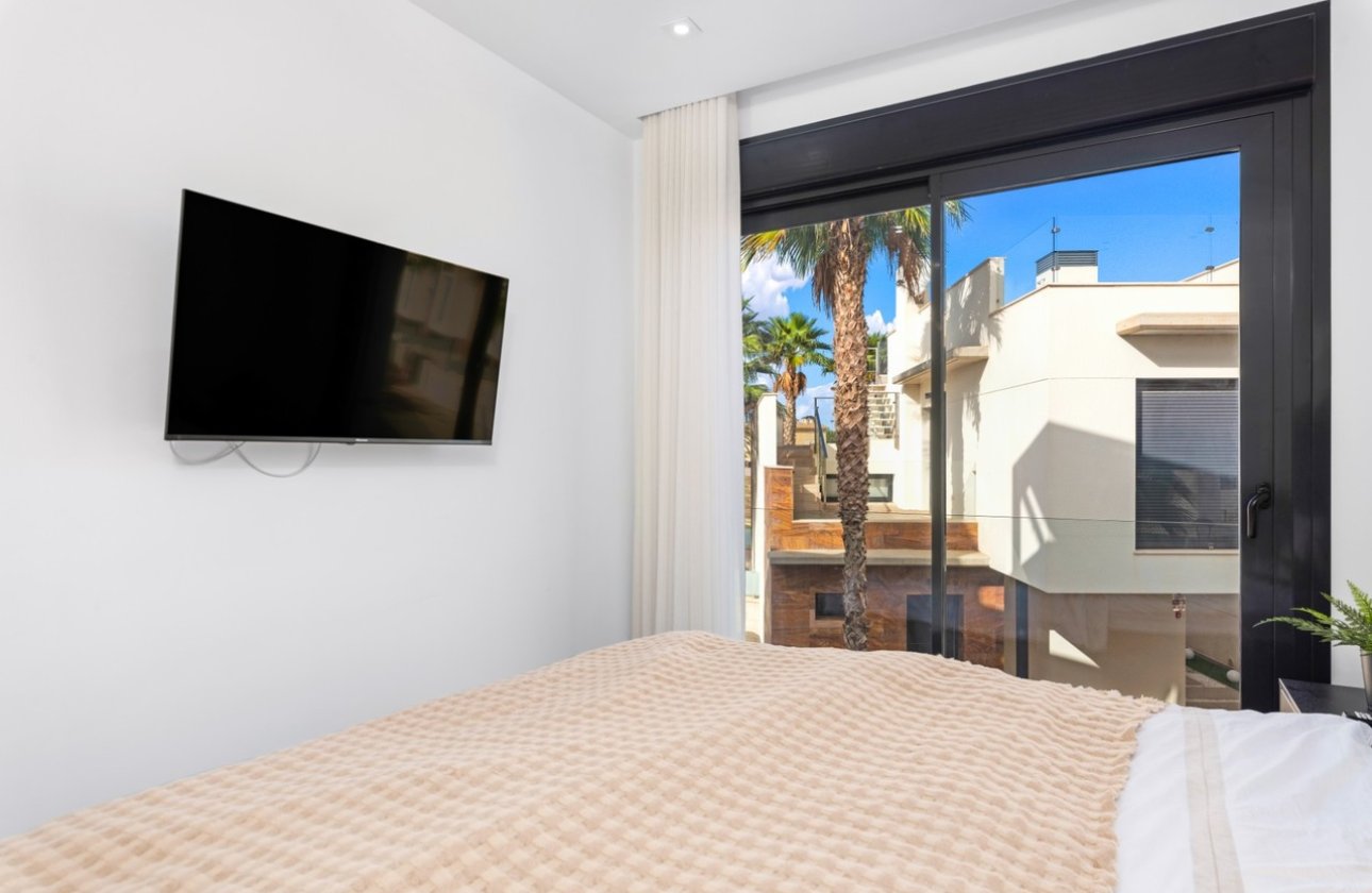 Resale - Villa - Cabo Roig