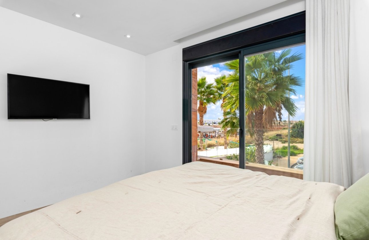 Resale - Villa - Cabo Roig
