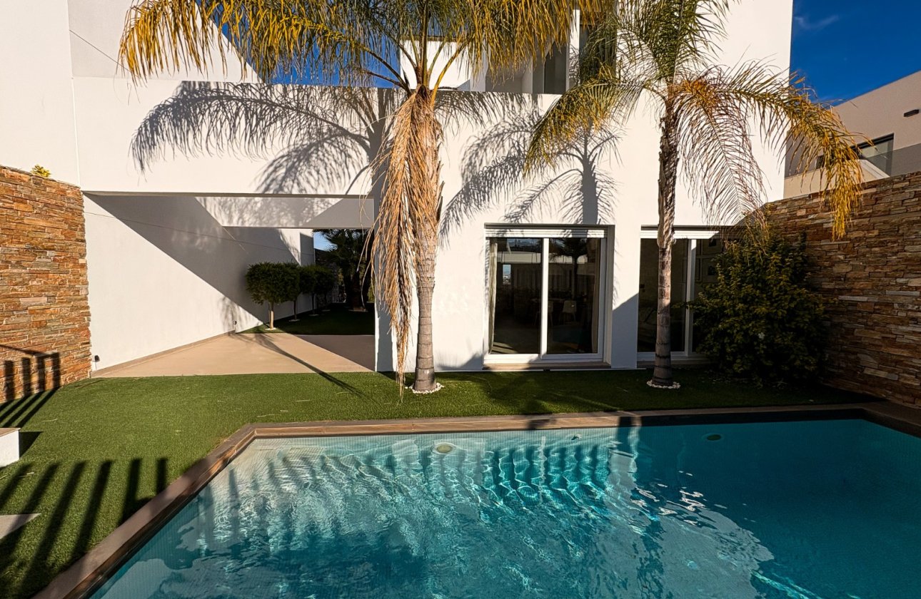 Resale - Villa / Semi detached - Ciudad Quesada