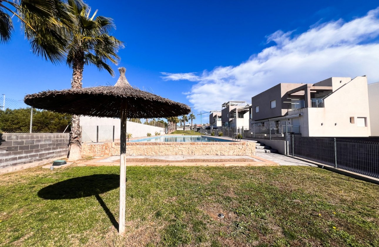 Resale - Villa - Torrevieja