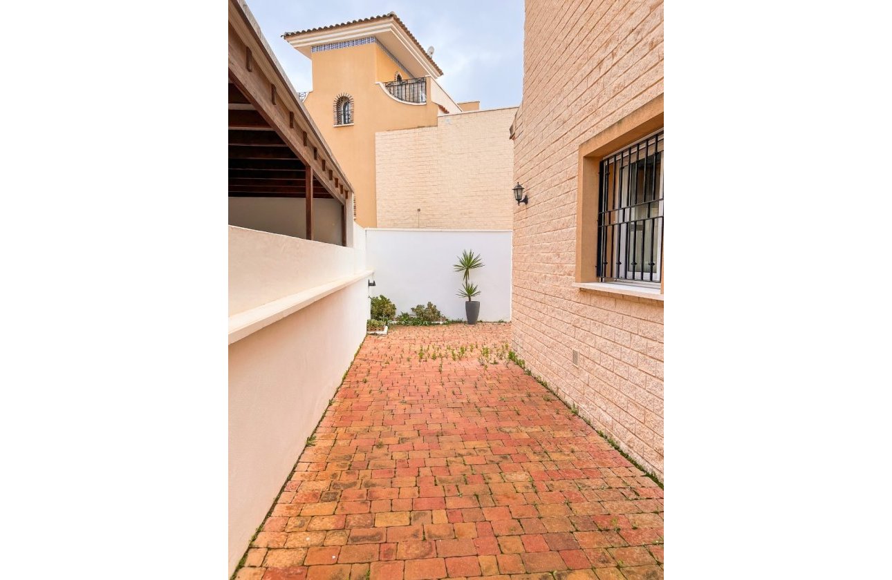 Resale - Villa / Semi detached - Pilar de la Horadada