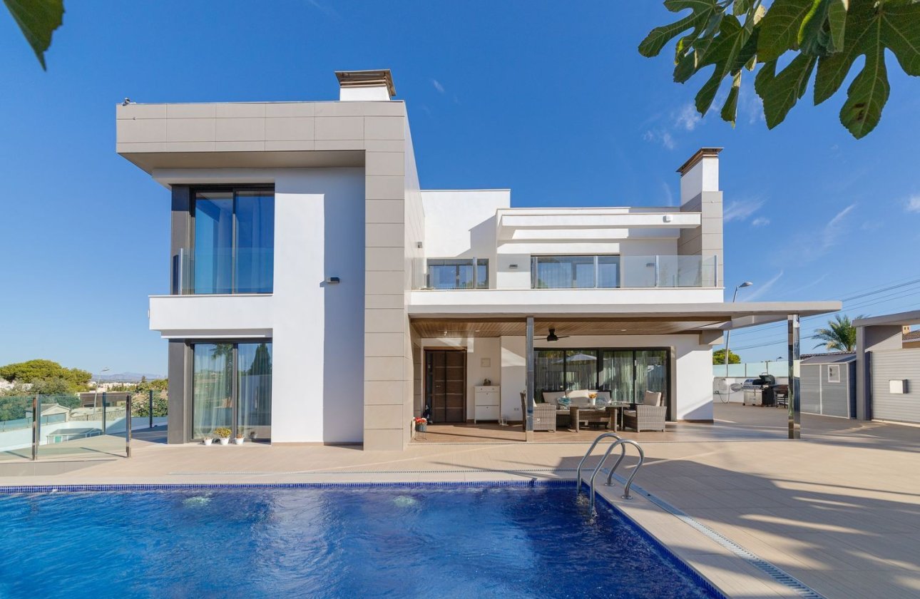 Resale - Villa - Torrevieja
