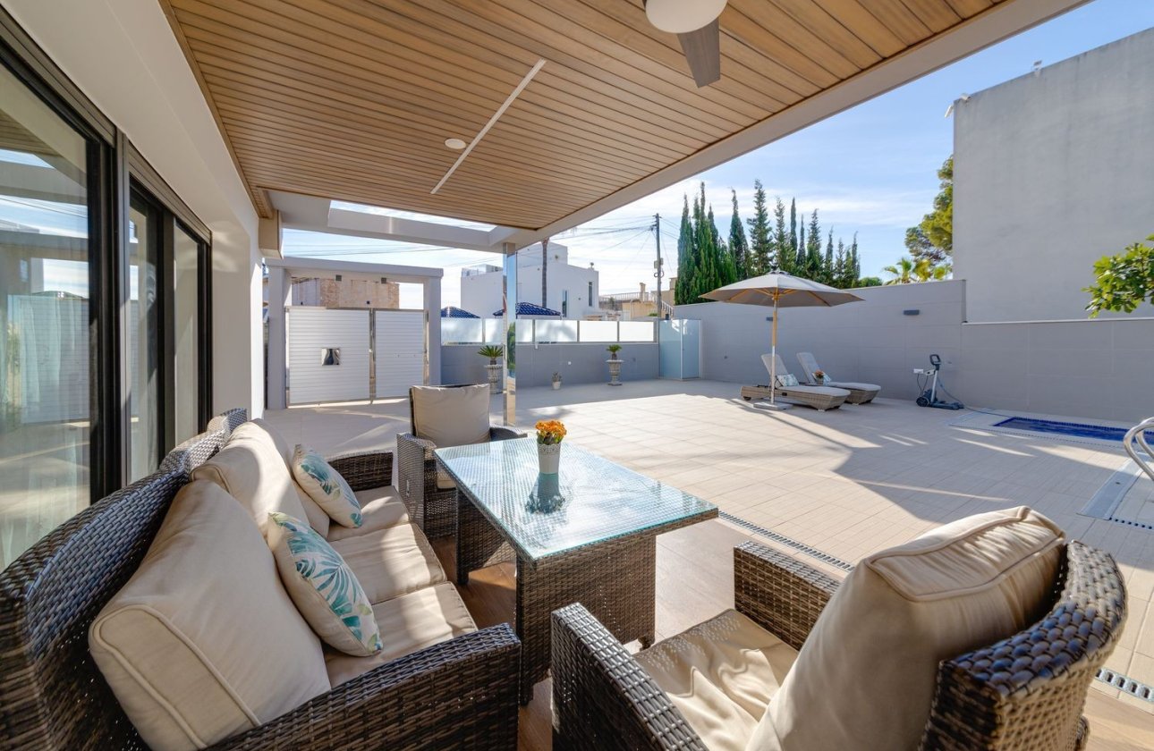 Resale - Villa - Torrevieja