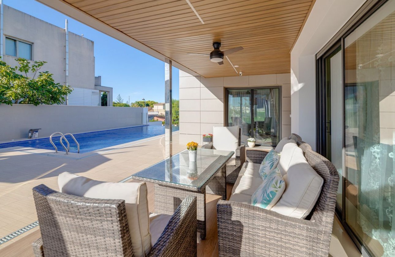 Resale - Villa - Torrevieja
